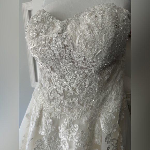Wedding dress sheer lace and tulle ball gown - Ivory - Size 8 - Has pockets - Picture 4 of 7